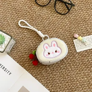 Joli porte-monnaie en peluche avec broderie de lapin et pendentif cerise pour petits objets.