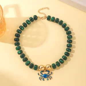 Collar llamativo de cuentas planas de resina verde con dije de cangrejo azul marino