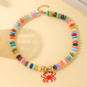 Hermoso collar de cuentas de colores dopamina con colgante de cangrejo rojo, joya retro de moda.