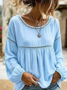 Lichtblauwe blouse met lange mouwen detail, gehaakte kant afwerking, casual elegante look.