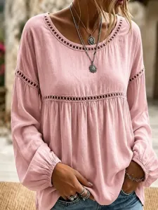 Elegante roze blouse met lange mouwen en verfijnde opengewerkte kantdetails voor dames detailzicht.