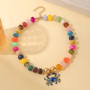 Collar de cuentas de resina colorida con colgante de cangrejo azul, joyería de verano moderna.