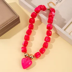 Collar de corazon de dopamina exagerado con cuentas cuadradas de resina y dijes de oro moda