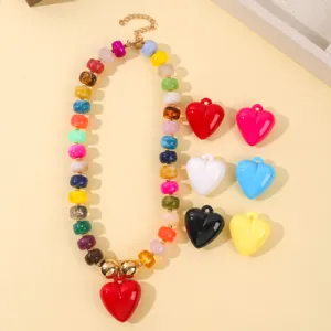 Collar de cuentas de resina colorida estilo dopamina con varios colgantes corazón.