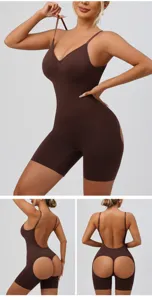 Gros plan sur les details de la gaine marron sans coutures avec dos nu et effet push-up.
