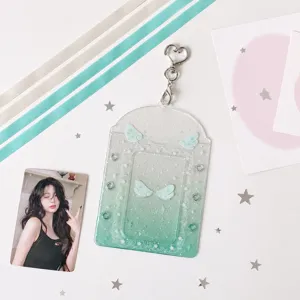 Detalle de tarjetero fotocard de PVC con lazo, cierre de corazón y purpurina de estrella.