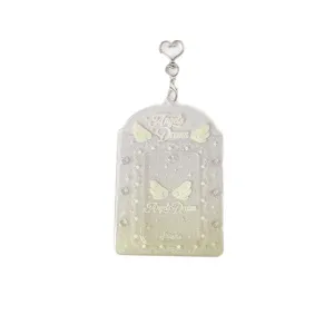 Soporte transparente de PVC para tarjetas con llavero de corazón y alas de ángel.