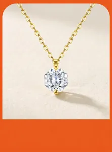 Primo piano dettagliato di una raffinata collana con ciondolo in moissanite dorata.