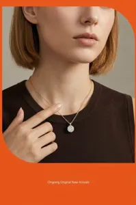 Primo piano della collana minimalista con pendente in moissanite e catenina elegante.