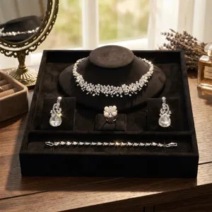 Inquadratura dettagliata di un set di espositori per gioielli in velluto con strass brillanti.