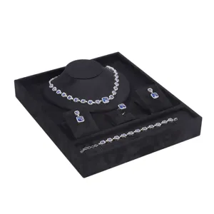 Elegante set di gioielli in cristallo blu reale con collana, bracciale, anello e orecchini abbinati.