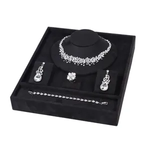 Set espositore per gioielli in velluto nero con collana orecchini anello bracciale negozio.