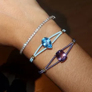 Elegantes, mehrlagiges Armband-Set mit funkelnder Diamantkette und farbigen Edelstein-Kordel-Designs.