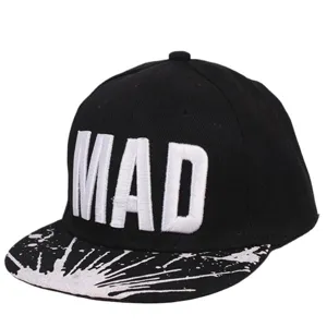 Gorra de béisbol plana negra para niños con bordado MAD blanco y visera salpicada.