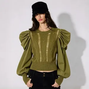 Elegantes olivgrünes Stricktop mit Puffärmeln und modischen Destroyed-Details.