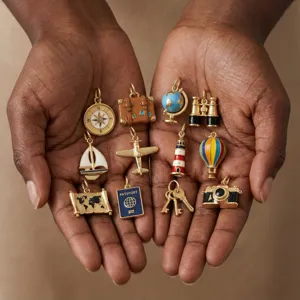 Ensemble de pendentifs émail métal sur le thème du voyage globe boussole et appareil photo.
