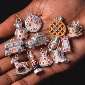 Ensemble de charms en argent émaillé avec des motifs de voyage à Londres comme bus et ours.