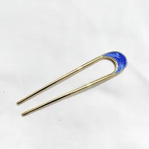 Élégante épingle à cheveux en métal en forme de U avec émail bleu, idéale pour chignons élégants.