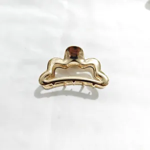 Gold metallic hair claw clip with wave design, elegant claw clip for stylish daily hairstyles.