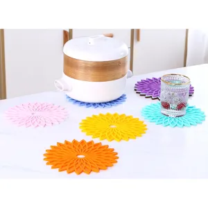 Vista detallada de estera aislante de silicona colorida, diseño floral hueco para mesa.
