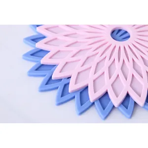 Vista detallada de la alfombrilla termica de silicona con diseño floral rosa y azul.
