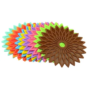 Detalle de esterilla aislante térmica de silicona girasol, posavasos hueco y antideslizante.