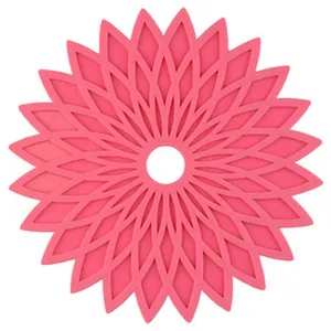 Detalle de reposacucharas de silicona rosa, alfombrilla de cocina geometrica creativa.