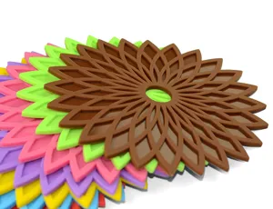 Primer plano detallado de posavasos aislantes de silicona hueca coloridos con flores.