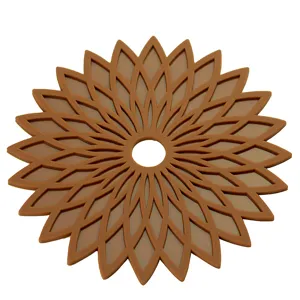 Vista detallada de esterilla aislante de silicona, diseño hueco de patrón de flor.
