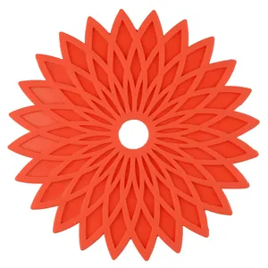 Alfombrilla termica de silicona naranja con diseño de flores para mesa y ollas de cocina.