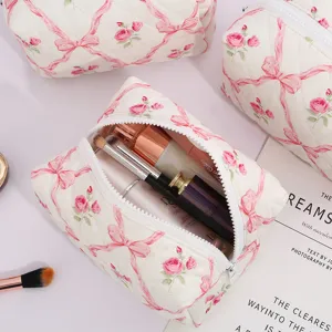 Trousse de maquillage matelassée avec ruban rose et imprimé floral, grande capacité voyage.