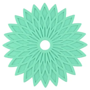 Detalle de posavasos de silicona verde menta, diseño floral hueco para ollas calientes.