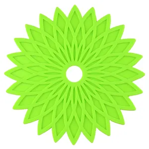 Detalle de salvamanteles de silicona verde con forma de flor, alfombrilla resistente.
