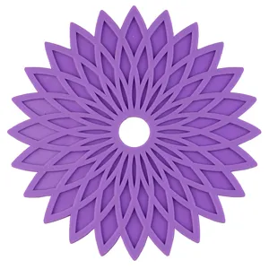 Detalle de esterilla térmica de silicona morada, mantel con diseño de flor hueca para cocina.