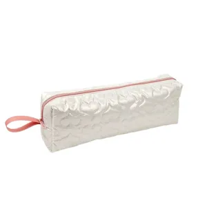 Astuccio trapuntato a forma di cuore e borsa da viaggio per strumenti per lo styling di capelli.