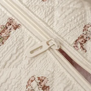 Borsa di stivaggio trapuntata con stampa di orsetto e zip per accessori.