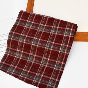 Detalle de tira de tela de cuadros retro, ideal para accesorios de cabello DIY y proyectos.