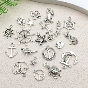 Surtido de dijes de metal plateado antiguo DIY para hacer joyas y manualidades.