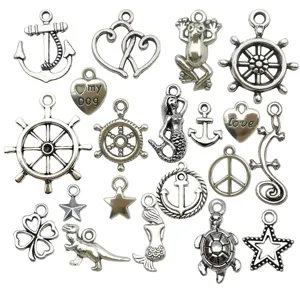 Surtido de dijes de metal para manualidades y fabricación de joyas hechas a mano.