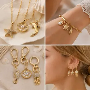 Gedetailleerd overzicht van gouden zeeleven sieraden met leuke zeester en schelpbedels.