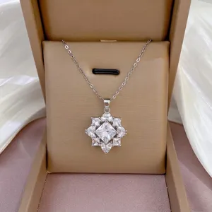 Exquisito collar con colgante plateado con circonitas brillantes, toma de detalle perfecta.