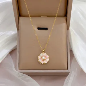 Collar bañado en oro con delicado colgante floral rosa y blanco para un estilo elegante.