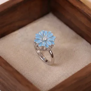 Precioso anillo de margaritas de esmalte azul con detalle de circonita cúbica brillante central.