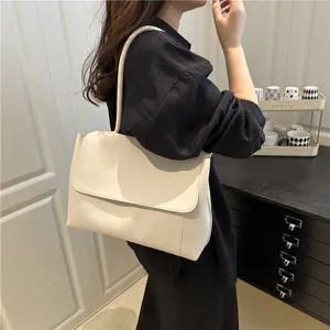 Sac à épaule blanc minimaliste pour femme, grand cabas sous les aisselles, style élégant.