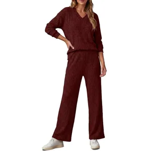 Haut à manches longues col V côtelé rouge vin et pantalon large ensemble de détente détail.