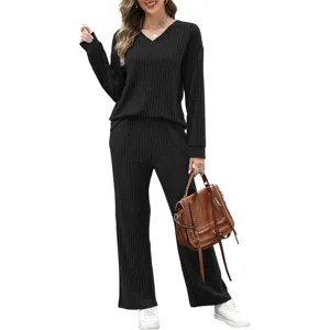 Vue détaillée de l'ensemble de détente noir en tricot côtelé col V pour femmes pour l'automne.