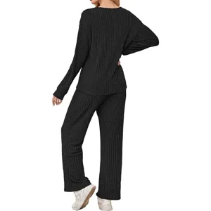 Ensemble de loungewear côtoté pour femme avec haut à manches longues et pantalon décontracté.