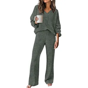 Vue détaillée de l'ensemble de loungewear en tricot pour femme, texture côtelée douce.