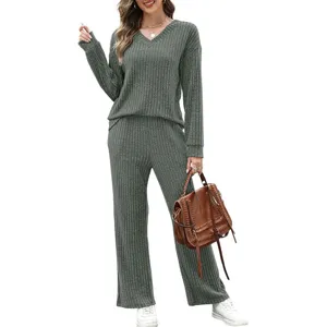 Vue détaillée de la texture en tricot côtelé et du col en V de cet ensemble confortable.