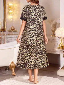 Midi-Schlafkleid mit Leopardenmuster, schwarzer Spitzeneinsatz, lockeres Freizeit-Hauskleid.